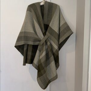 Woolrich reversible poncho / wrap olive green